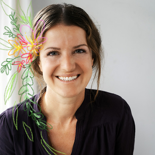 Muriel Thoma Frau mit gezeichneten Blumen im hellbraunenHaar